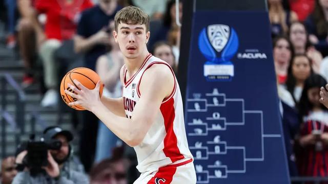 开云在线-艾顿虎头蛇尾毫无斗志惹人嫌？湖人盯上2米18防守神塔！